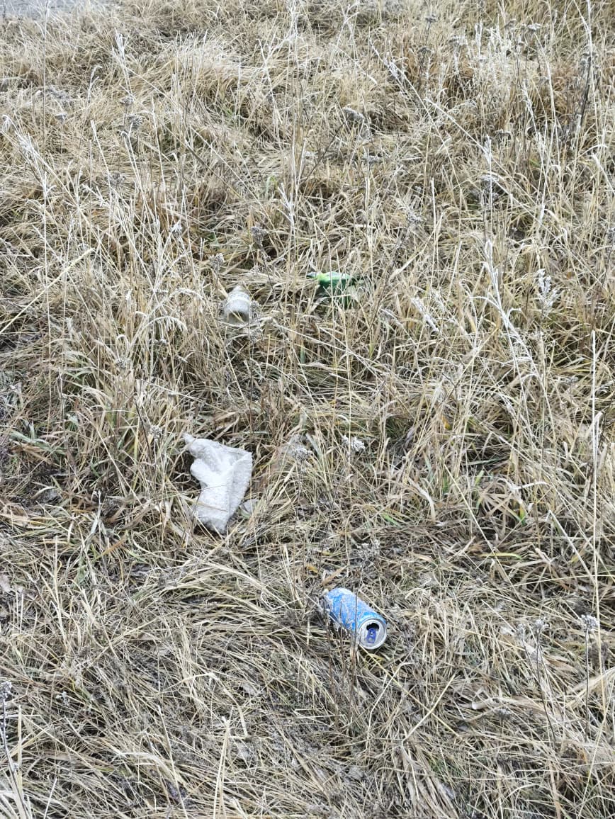 Общественные работники убирают мусор, разбросанный между деревнями.