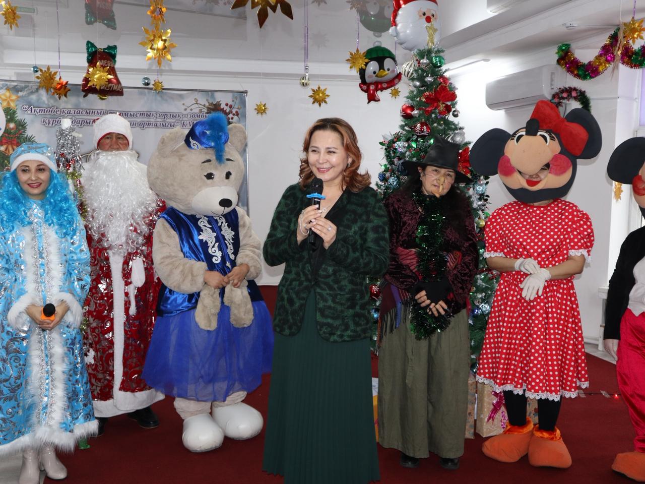 В преддверии Нового года в кризисном центре для жертв бытового насилия был организован торжественный праздничный вечер