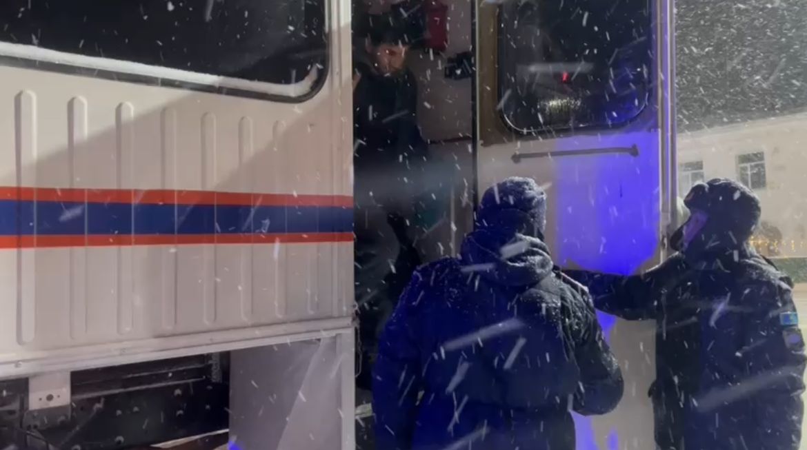 Спасатели МЧС Казахстана за прошедшие трое суток из снежных заносов спасли и эвакуировали 242 человека