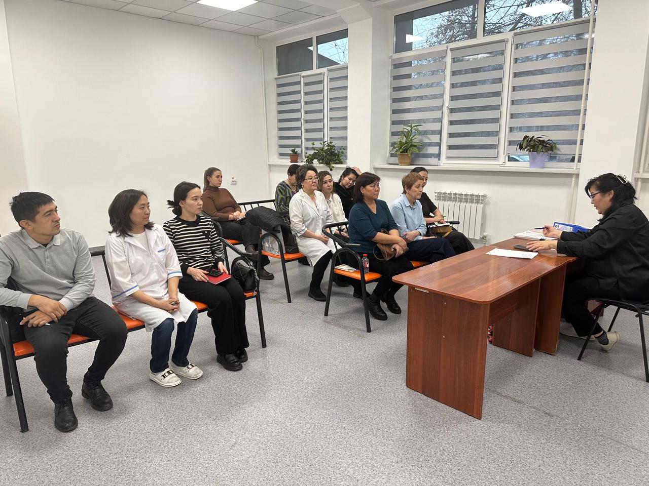 В целях  улучшения  качества оказания государственной услуги 17.12.2025г отделом МСЭ №3  Департамента Комитета регулирования и контроля в сфере социальной защиты населения по городу Алматы было проведено  семинар-совещание с председателями ВКК.