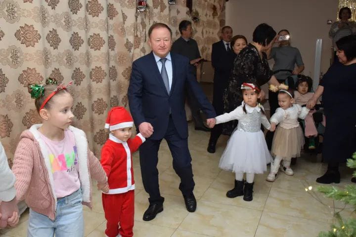 Аудан әкімі Б. К. Исмановтың қатысуымен мүгедек балаларға арналған жаңа жылдық ертеңгілік