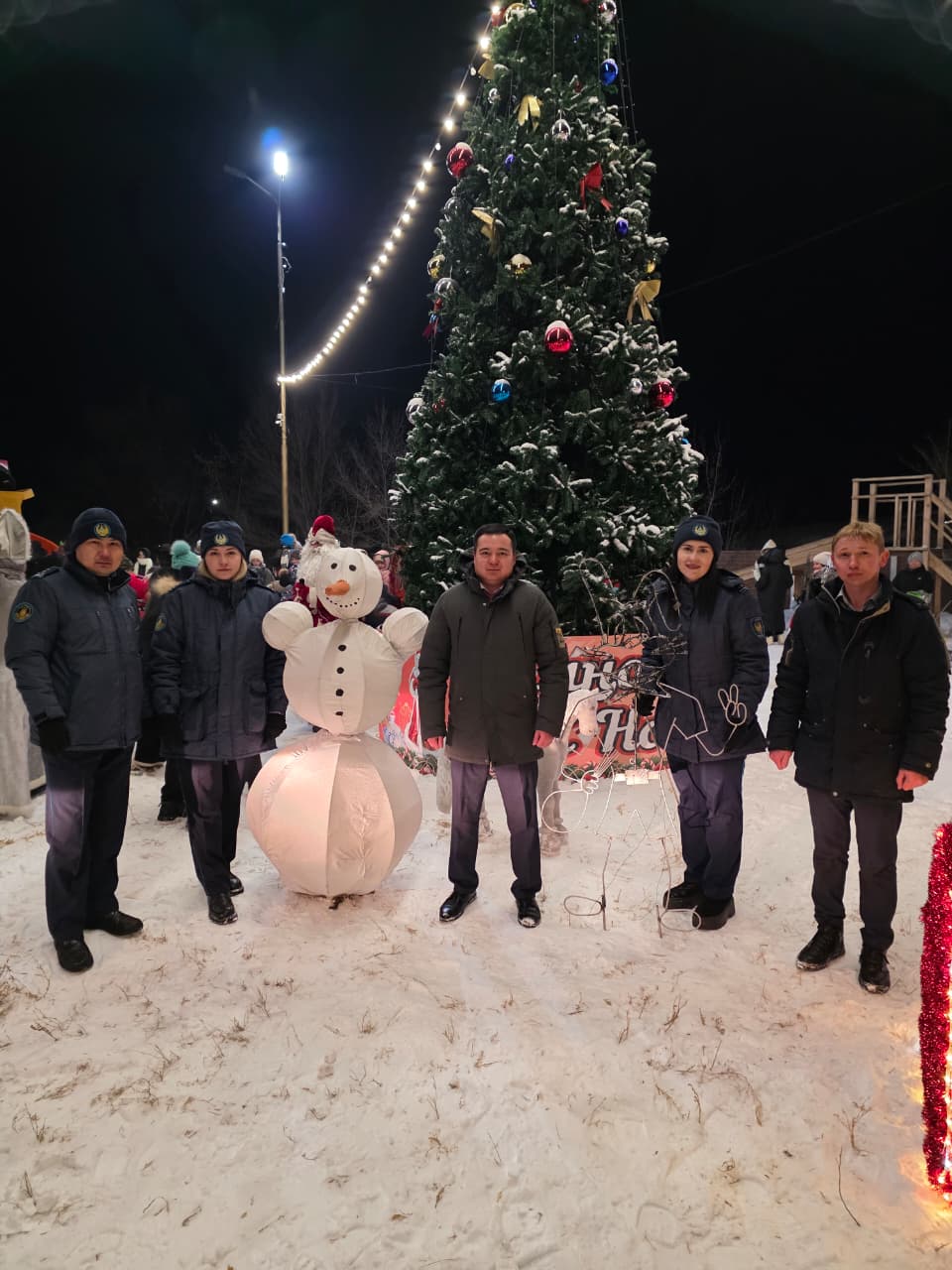 Сотрудники учреждения №31 подарили акимату посёлка Долинка новогодние фигуры