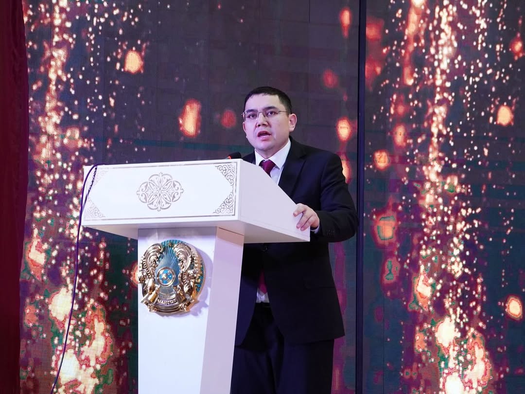 В Абайском районе были награждены лучшие по итогам года. Жители района завершили этот год высокими достижениями и значительными успехами. Самое главное — население района с честью отметило 180-летие Хакима Абая, проявив сплочённость и единство.