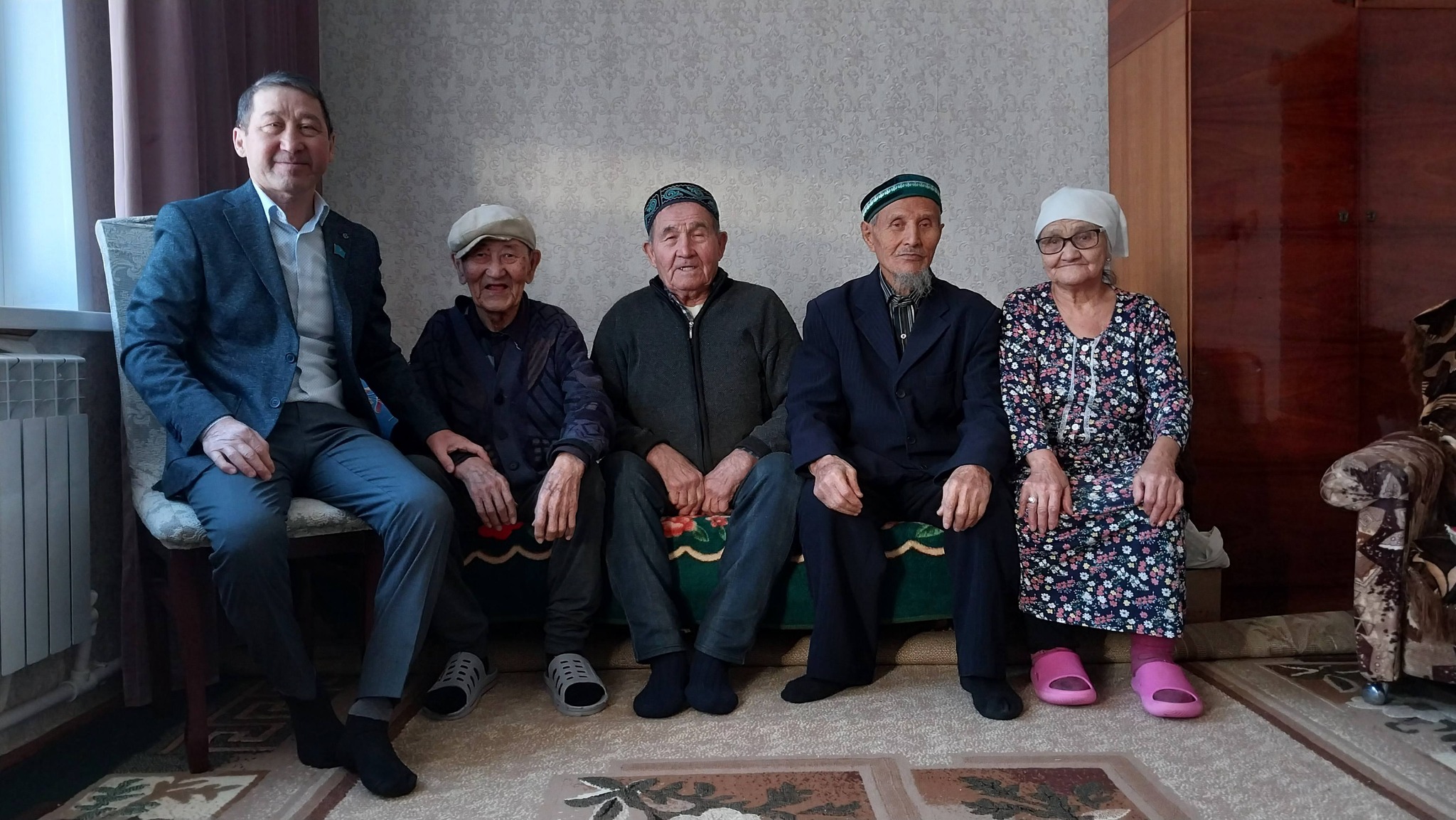 НАКАНУНЕ НАСТУПАЮЩЕГО НОВОГО ГОДА ПОЗДРАВИЛИ ПЕНСИОНЕРА