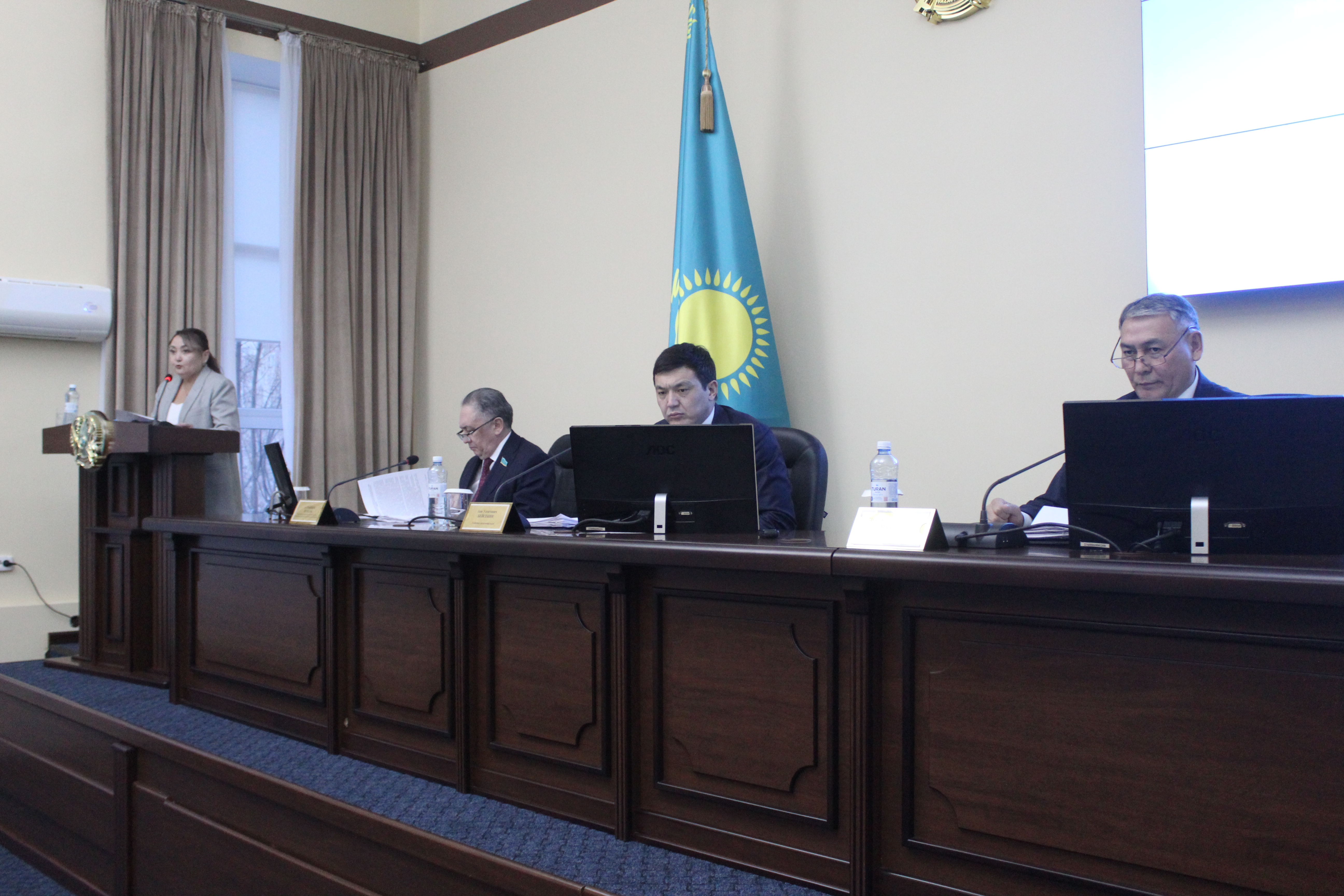 29 декабря 2025 года состоялась внеочередная сессия городского маслихата с участием депутата Сената Парламента Республики Казахстан от Павлодарской области Алтынбека Нухулы, акима города Экибастуза Бейсекина А.У., депутата Павлодарского областного маслихата Алеева О.М., приглашенных руководителей государственных органов, представителей общественности и СМИ.