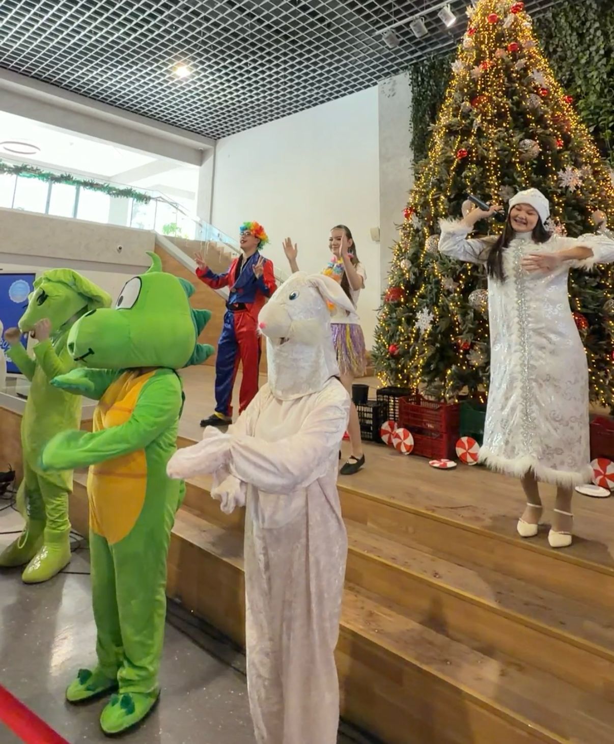 Аким района провёл новогоднюю ёлку для детей