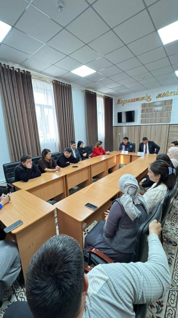 30 декабря текущего года в рамках принципа «Закон и порядок» состоялась содержательная встреча с участием сотрудников КГУ "Молодежный ресурсный центр" и Жуалынского районного отдела полиции.