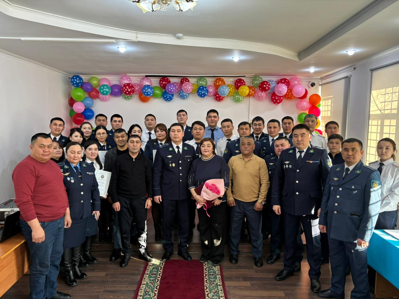 №64 мекемесінде көпжылдық қызметін абыроймен атқарып, зейнетке шыққан қызметкерлерді құрметпен шығарып салу рәсімі өтті.