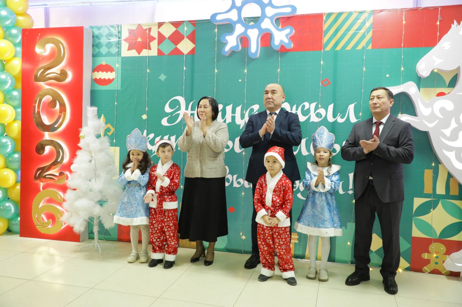 Новогодняя ёлка акима района для детей