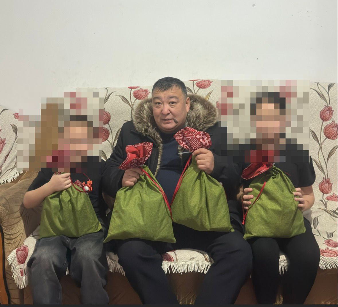 Мәслихат депутаты Мұхамедұлы Жарас көпбалалы отбасыларды келе жатқан Жаңа жылмен құттықтады