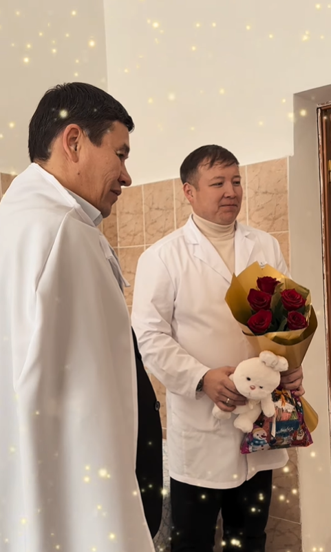 Аким Каргалинского района Нурлыбек Унербаев посетил детей, проходящих лечение в районной больнице и поздравил их с Новым годом.
