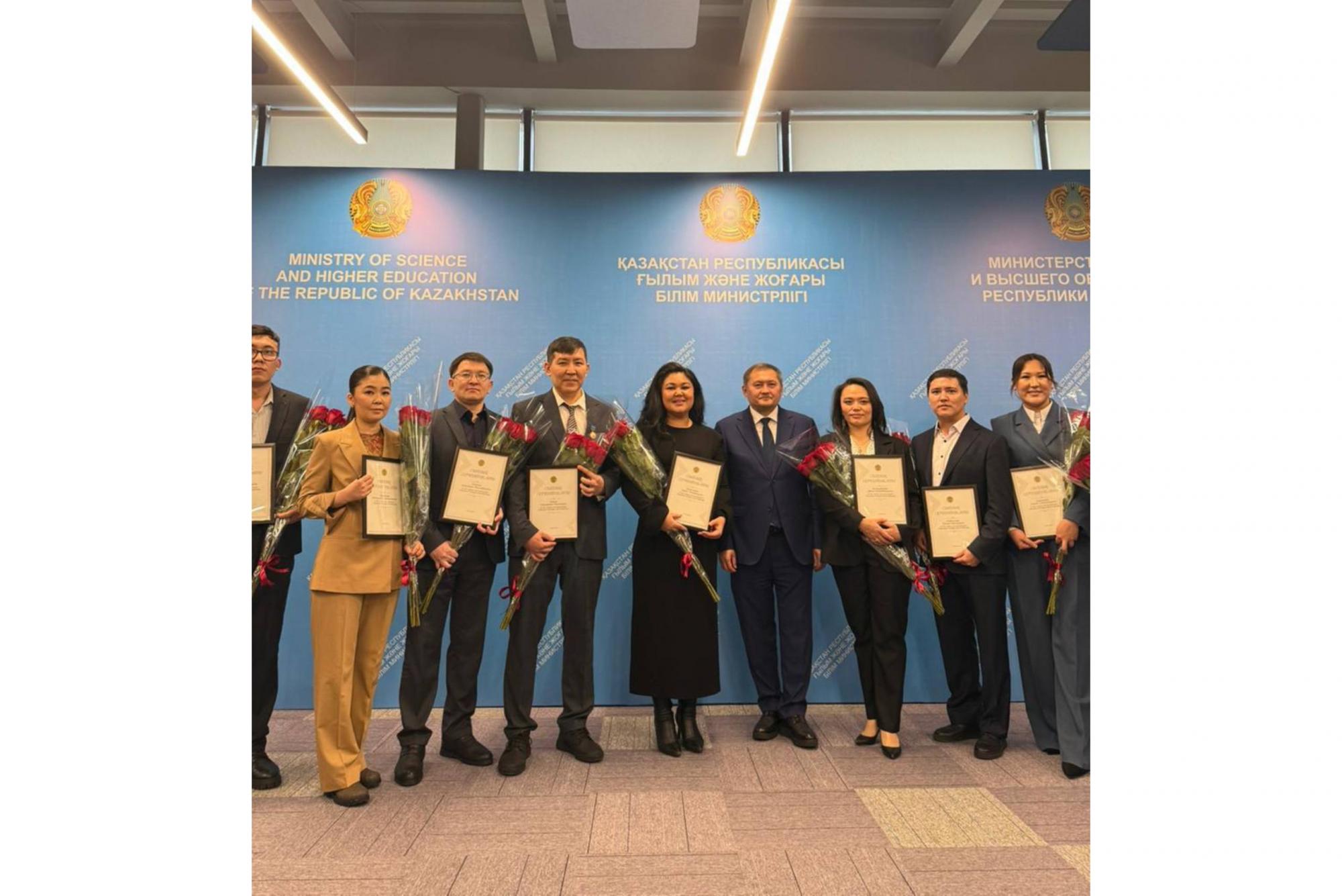 Государственная поддержка молодых учёных: 10 молодым исследователям вручены жилищные сертификаты