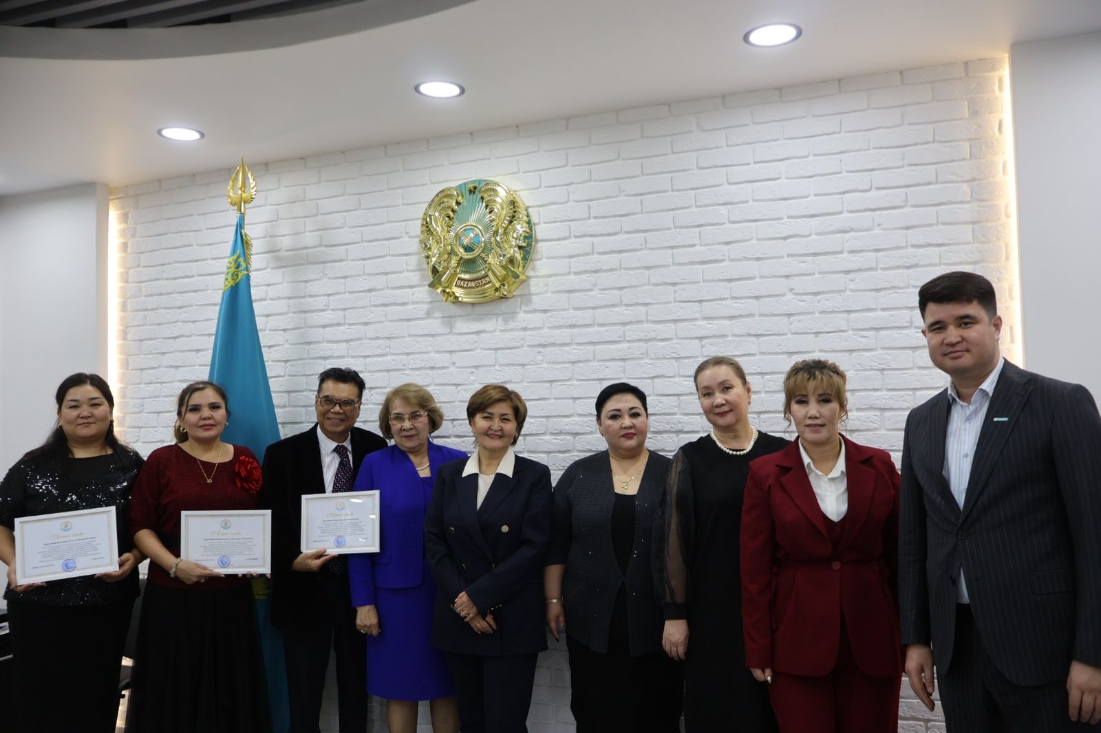 Аким Жетысуского района Л. Жылкыбаева поздравила с Новым годом ряд граждан, внесших значительный вклад в развитие района.