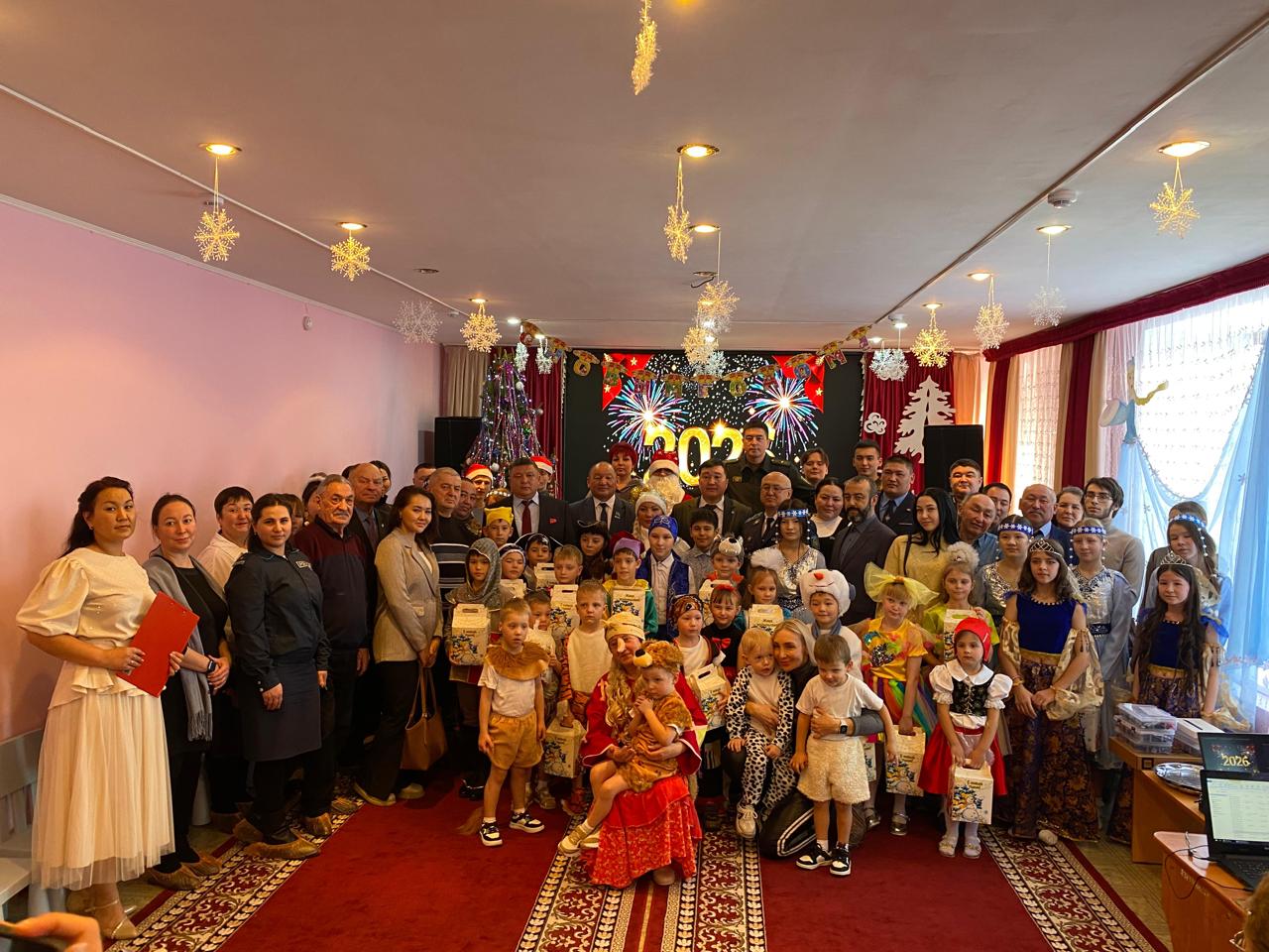 СҚО-да полицейлер балалар орталығының тәрбиеленушілерін келе жатқан Жаңа жылымен құттықтады