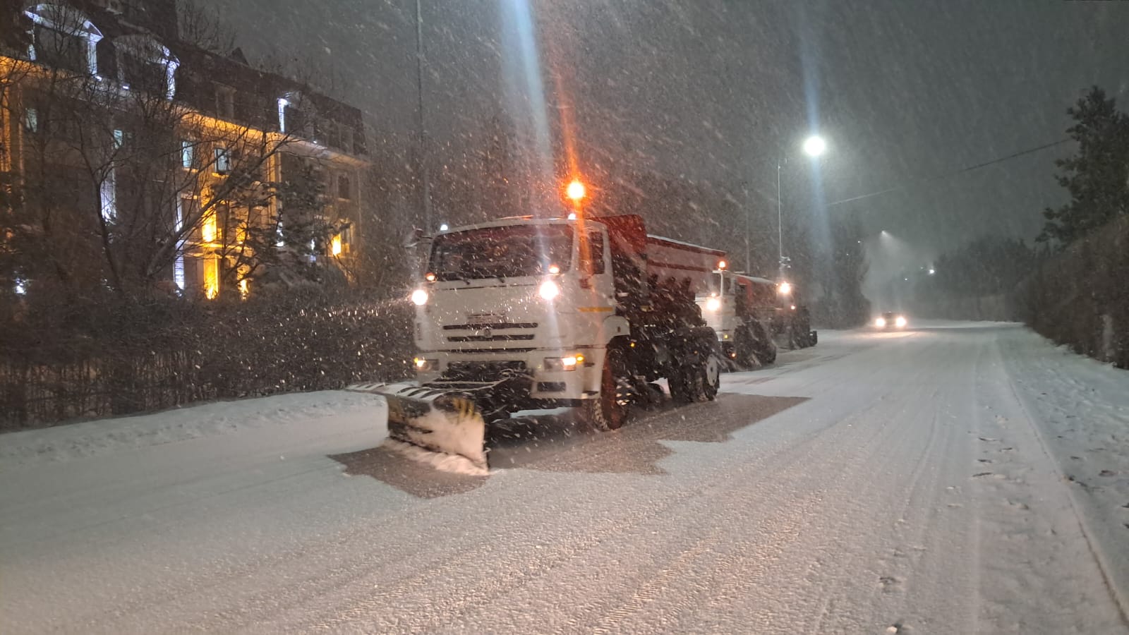 Тысяча единиц спецтехники задействована в снегоуборочных работах в Астане