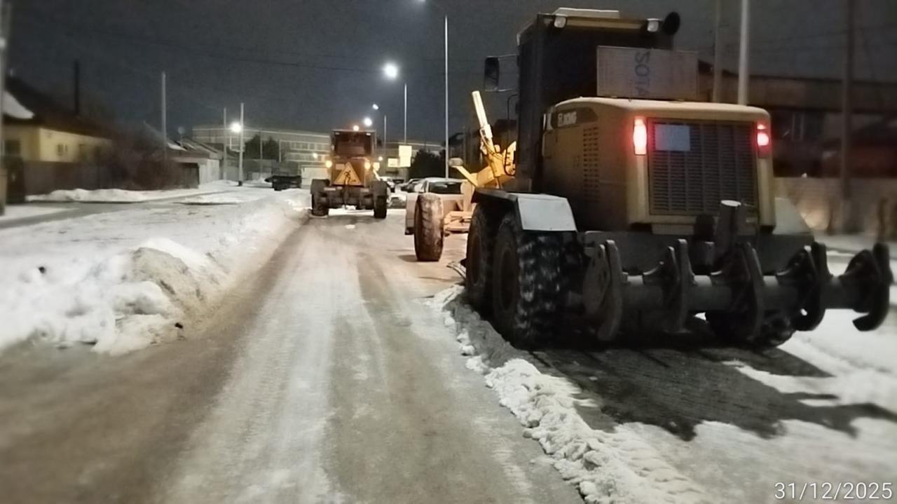 Плюсовая температура днём и морозы ночью: коммунальные службы усилили уборку в Астане
