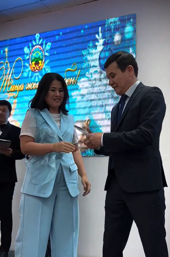 По итогам года аким Каргалинского района Нурлыбек Унербаев наградил лучших представителей района.