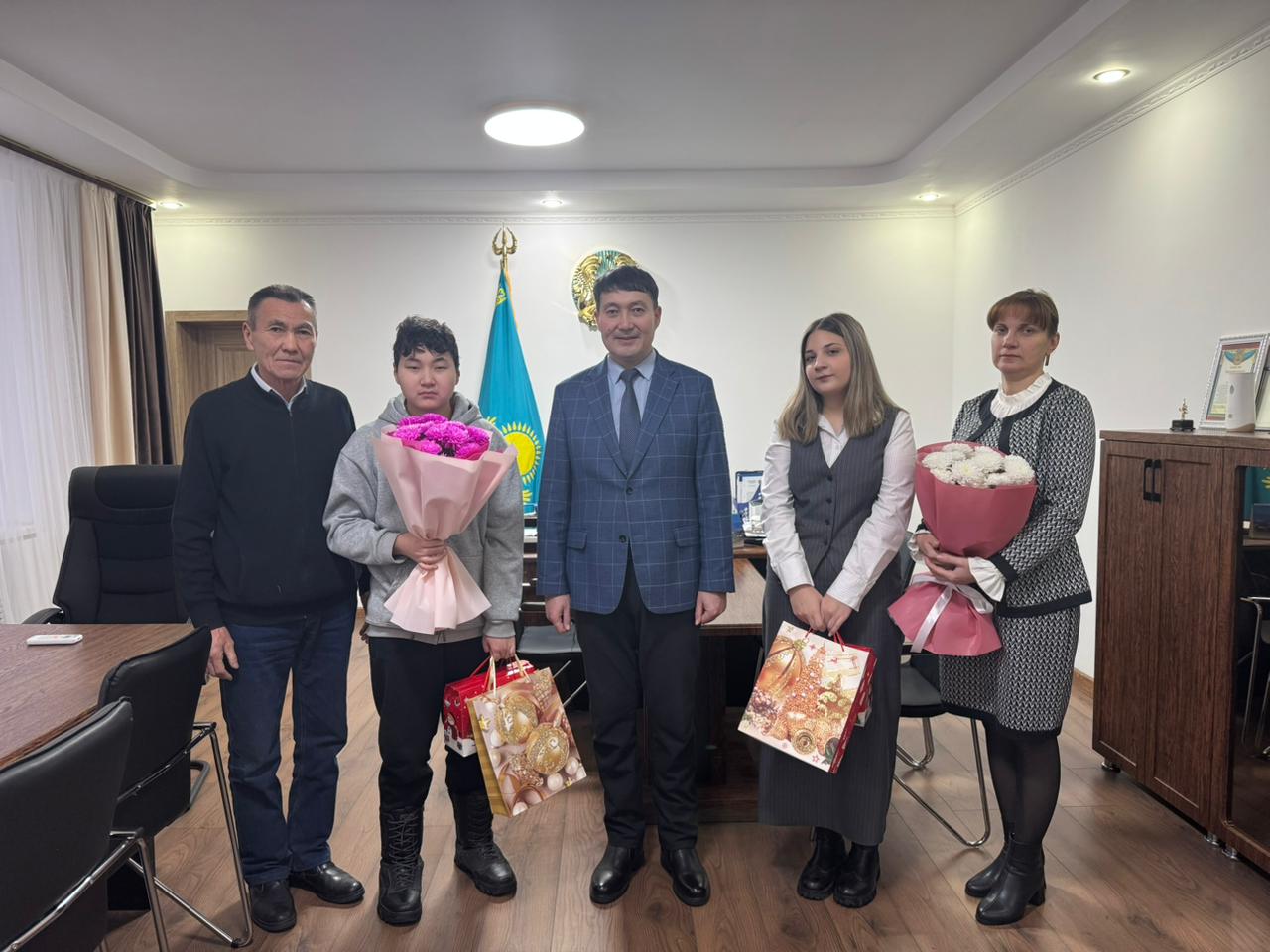 Аким района поздравил учеников школ с новым годом