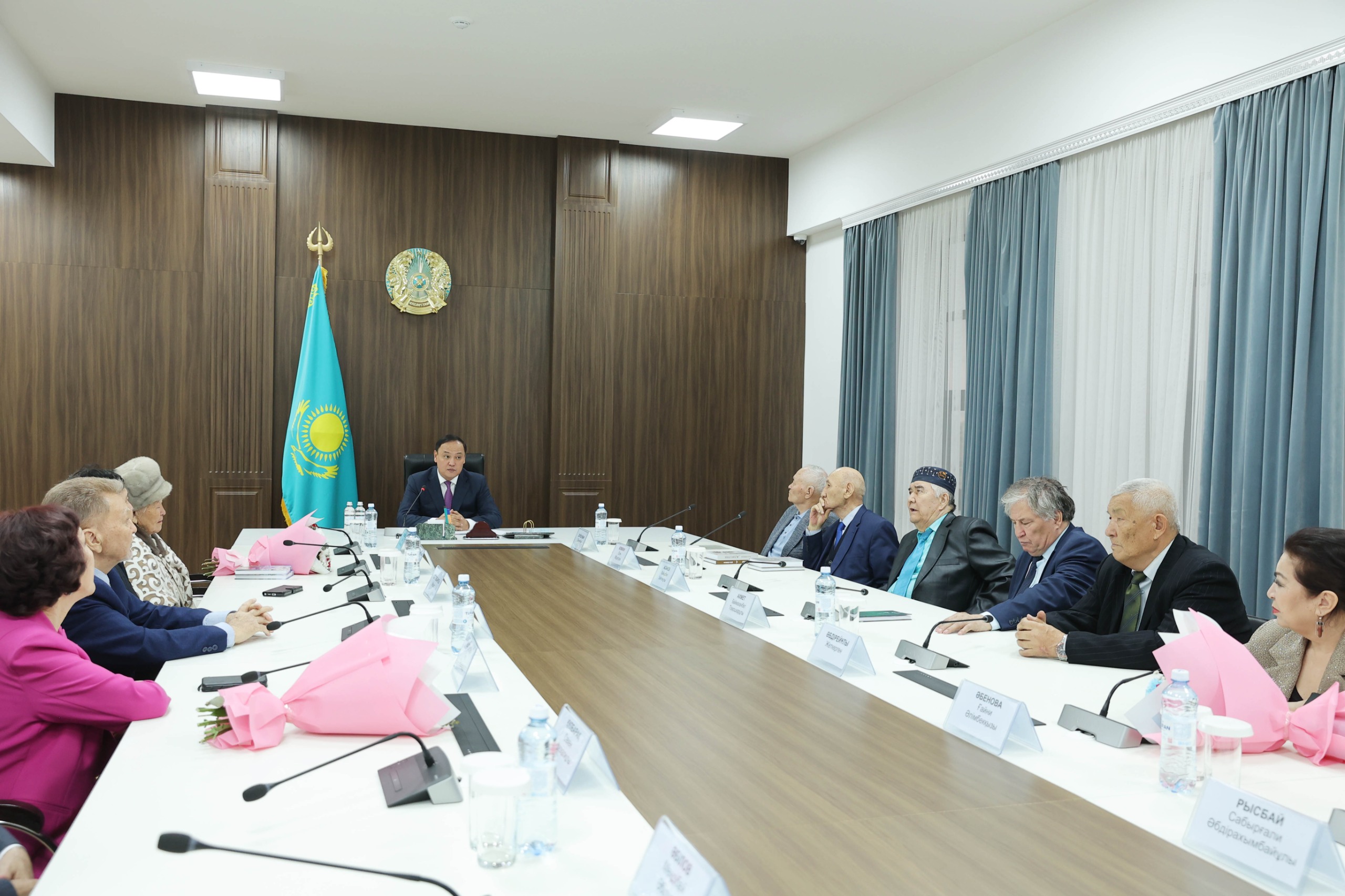 Ербол Қарашөкеев зиялы қауым өкілдерімен кездесті