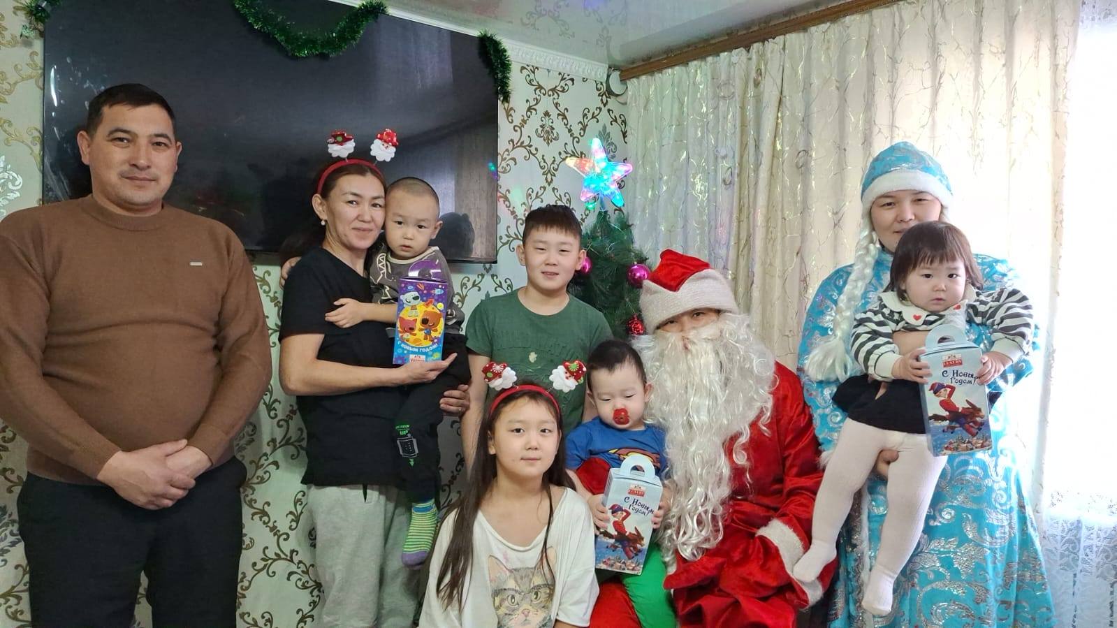 Жаңа жыл қарсаңында ауылдық округ әкімі Аяз ата мен Ақшақармен бірге мектеп жасына дейінгі балалардың үйлеріне барып, оларға сәл де болса ғажайып, қуаныш пен жылулық сыйлады.