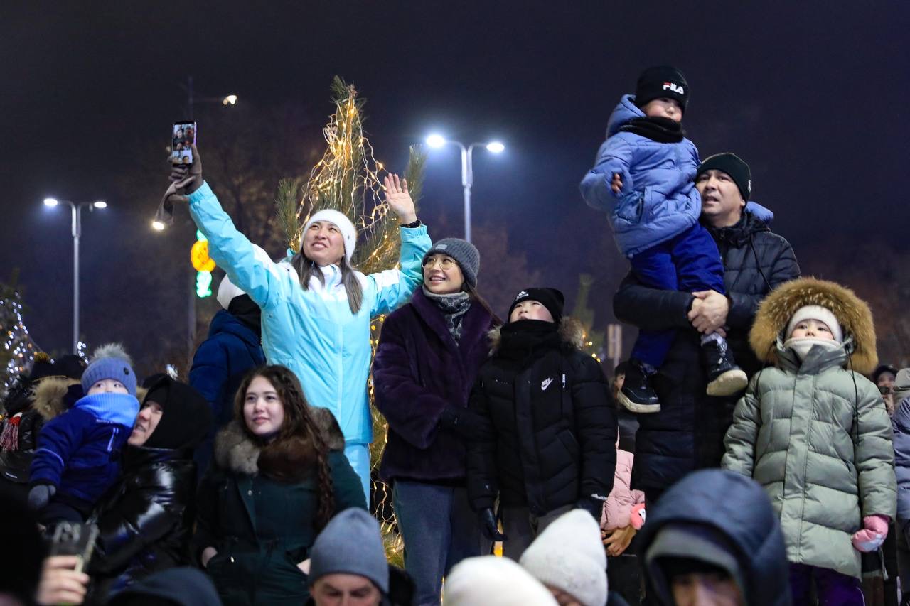 Ақтөбеліктер Жаңа жылды қаланың басты алаңында жарқын көңіл күймен қарсы алды