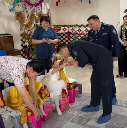 Транспортные полицейские поздравили воспитанников Дома ребенка с новогодним праздником