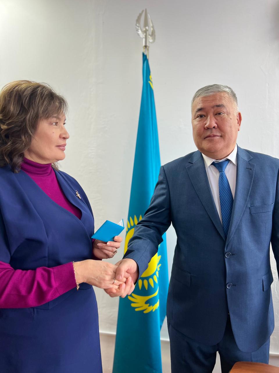 Сайланған әкімге куәлікті тапсыру