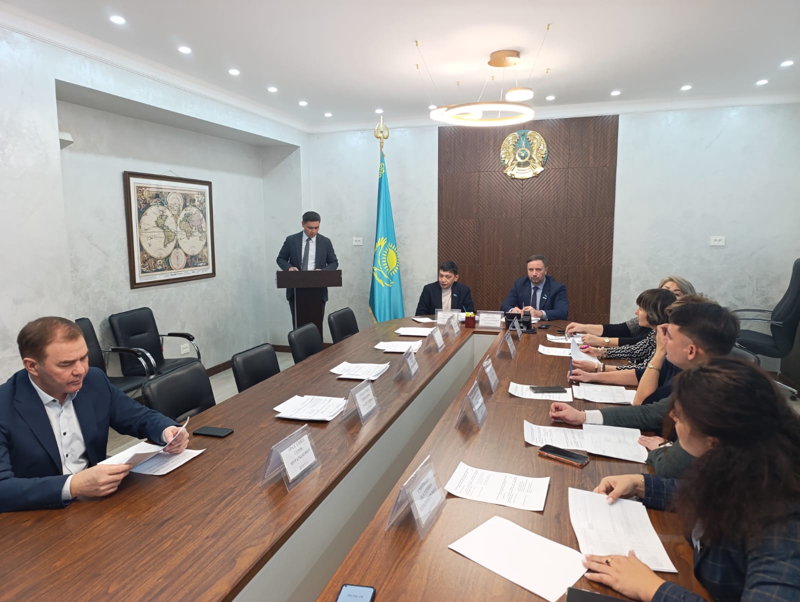 Өскемен қалалық мәслихатында Өскемен қаласының тұрғын үй-коммуналдық шаруашылық, жолаушылар көлігі және автомобиль жолдары бөлімі ұсынған 2026 жылға арналған бюджет жобасын талқылау жөніндегі уақытша комиссияның отырысы өтті.