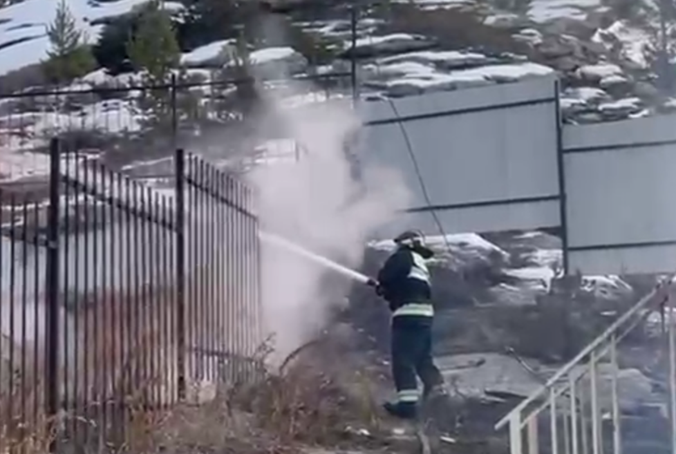 Спасатели МЧС ликвидировали пожар, охвативший два дома