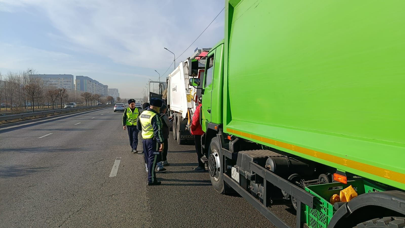 Алматыда ауа ластануын азайту жоспары аясында қоқыс шығаратын арнайы техниканы бақылау күшейтілді