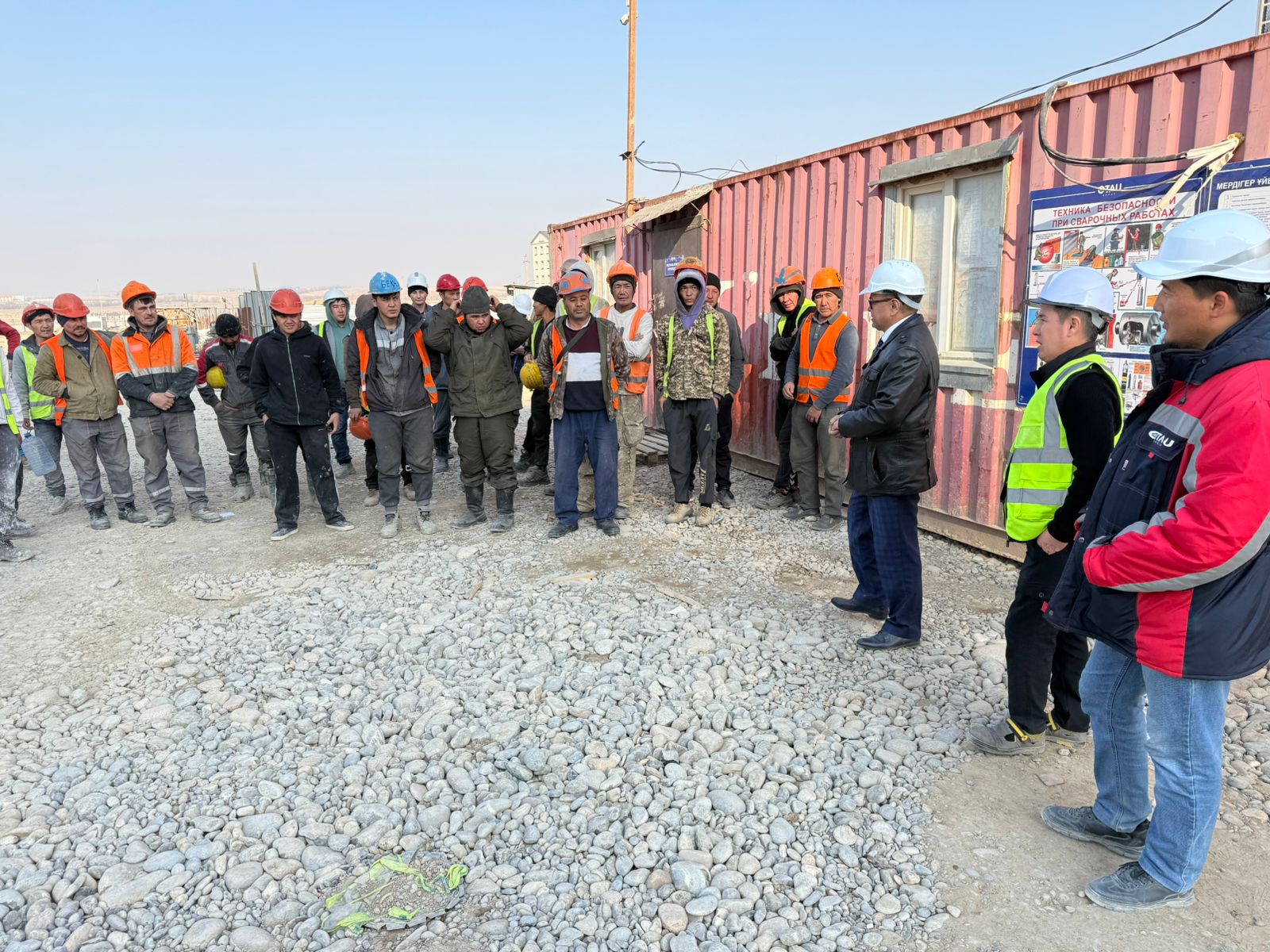 Құрылыс басында еңбек заңнамаларына түсіндіру өткізілді.