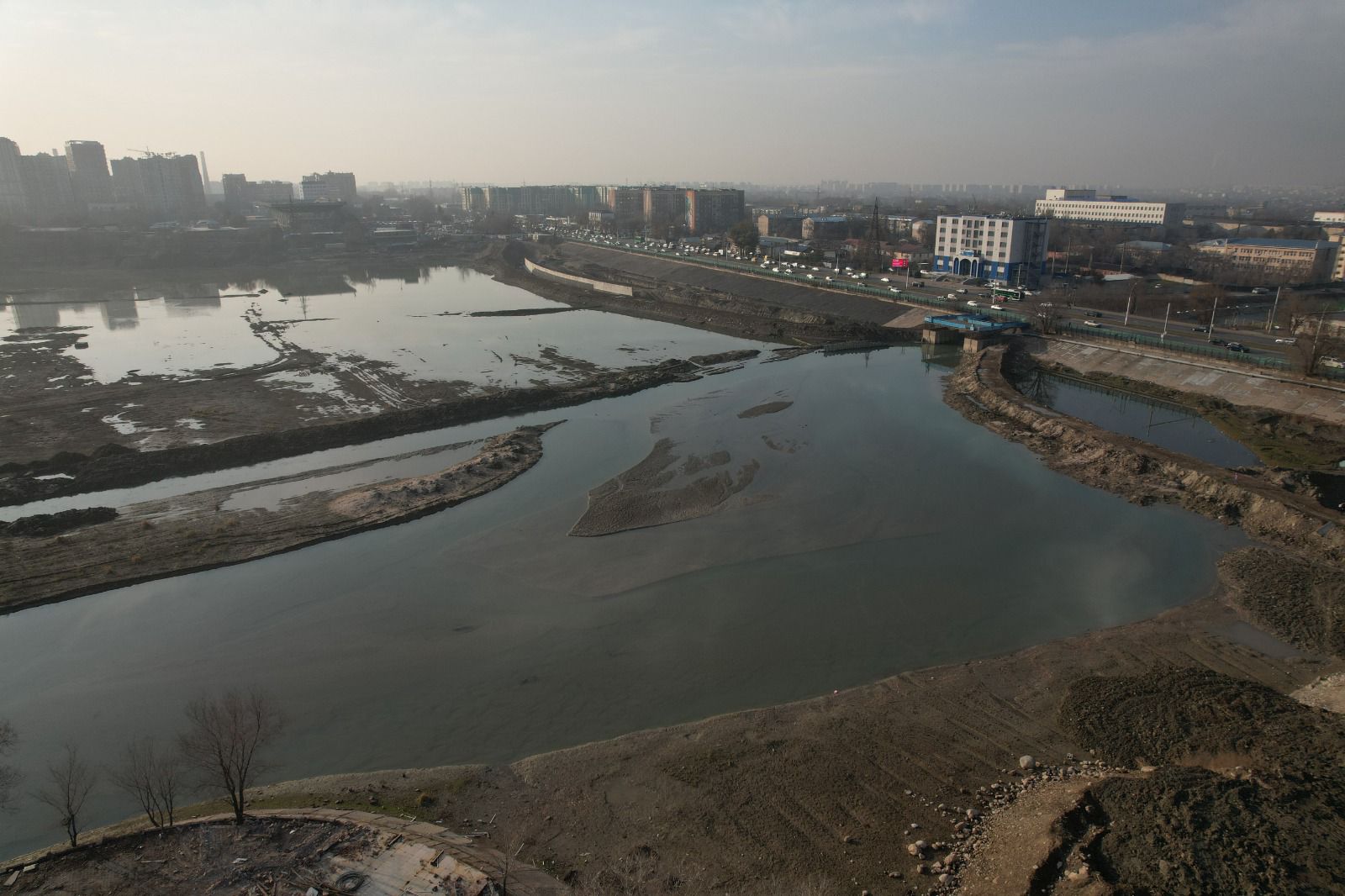 Алматыда Сайран көліндегі понтон көпірлер су деңгейінің төмендеуіне байланысты жыл сайын қыста алынады