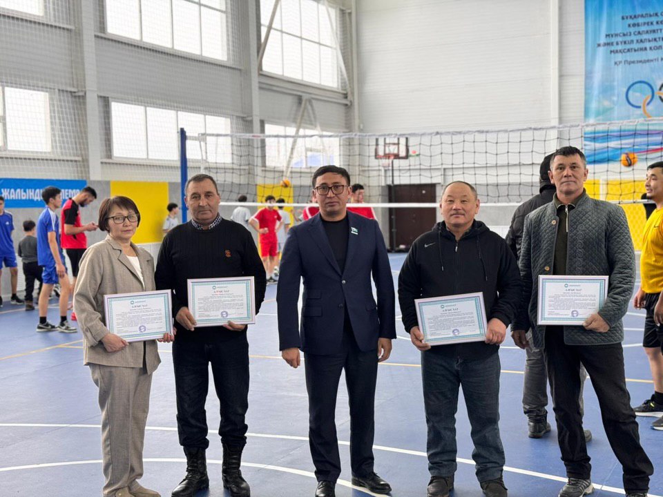 Депутат маслихата города Семей и член партии AMANAT Айдын Садыков оказал спонсорскую поддержку при открытии физкультурно-оздоровительного комплекса и передал спортивное оборудование