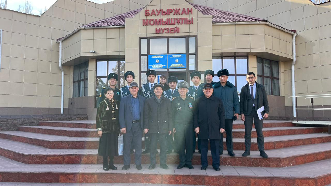 Кеңес Одағының Батыры, Халық қаһарманы, даңқты қолбасшы Бауыржан Момышұлының 115 жылдығына орай ҚР Қорғаныс министрлігіне қарасты Сабыр Рахымов атындағы Әскери колледждің делегациясы аудан орталығы Бауыржан Момышұлы ауылына арнайы келді.