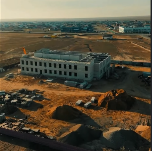 Аким района Айбек Купенов посетил строительство нового Дома культуры на 400 мест и библиотеки в селе Карауылкелды