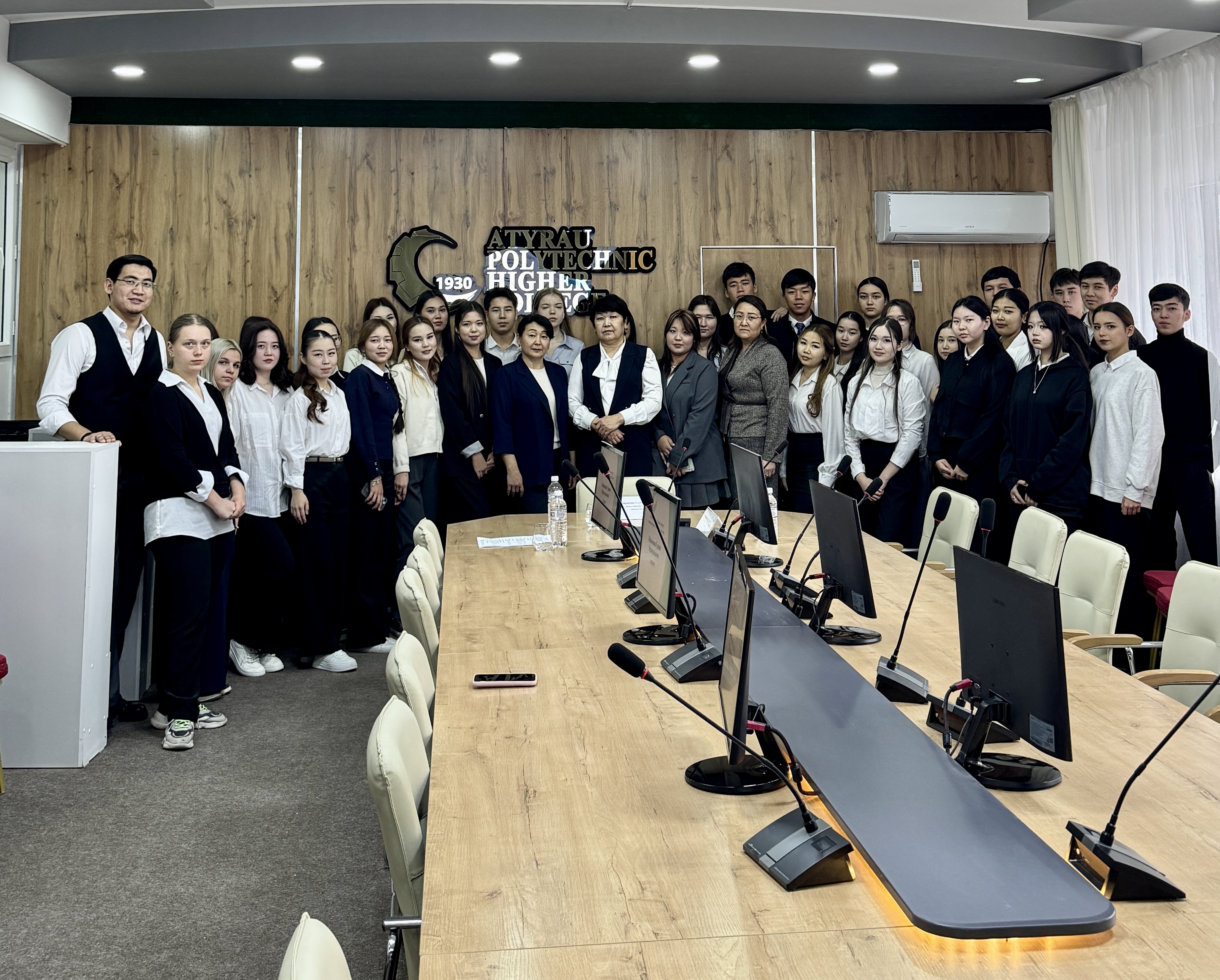 ЛУЧШИЙ ГОСУДАРСТВЕННЫЙ СЛУЖАЩИЙ ВСТРЕТИЛАСЬ СО СТУДЕНТАМИ!