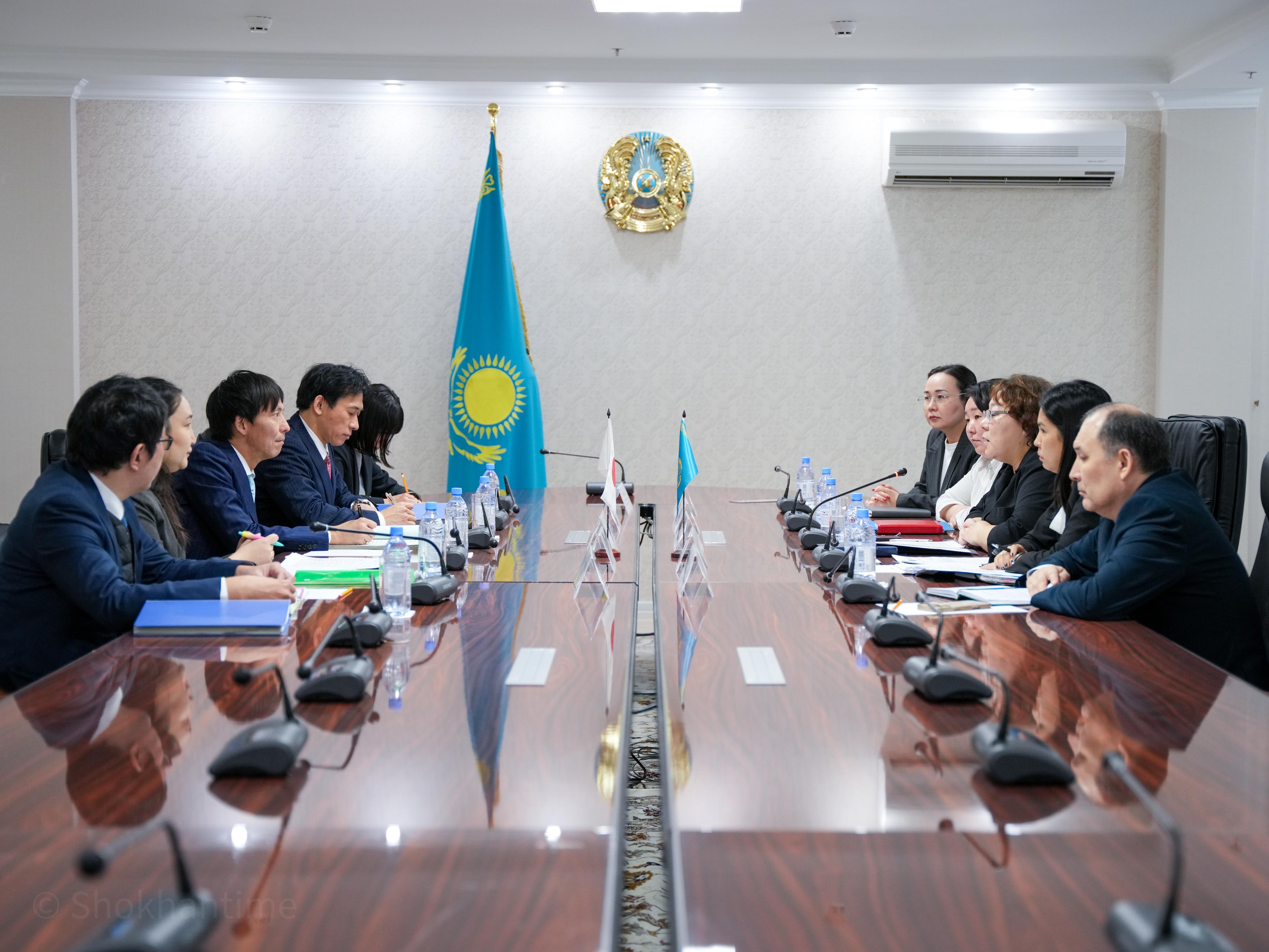 Халықаралық құқық департаментінің директоры Айша Айткалиева Жапония Әділет министрлігінің Халықаралық қатынастар басқармасының директоры Такехико Кавабучимен кездесті