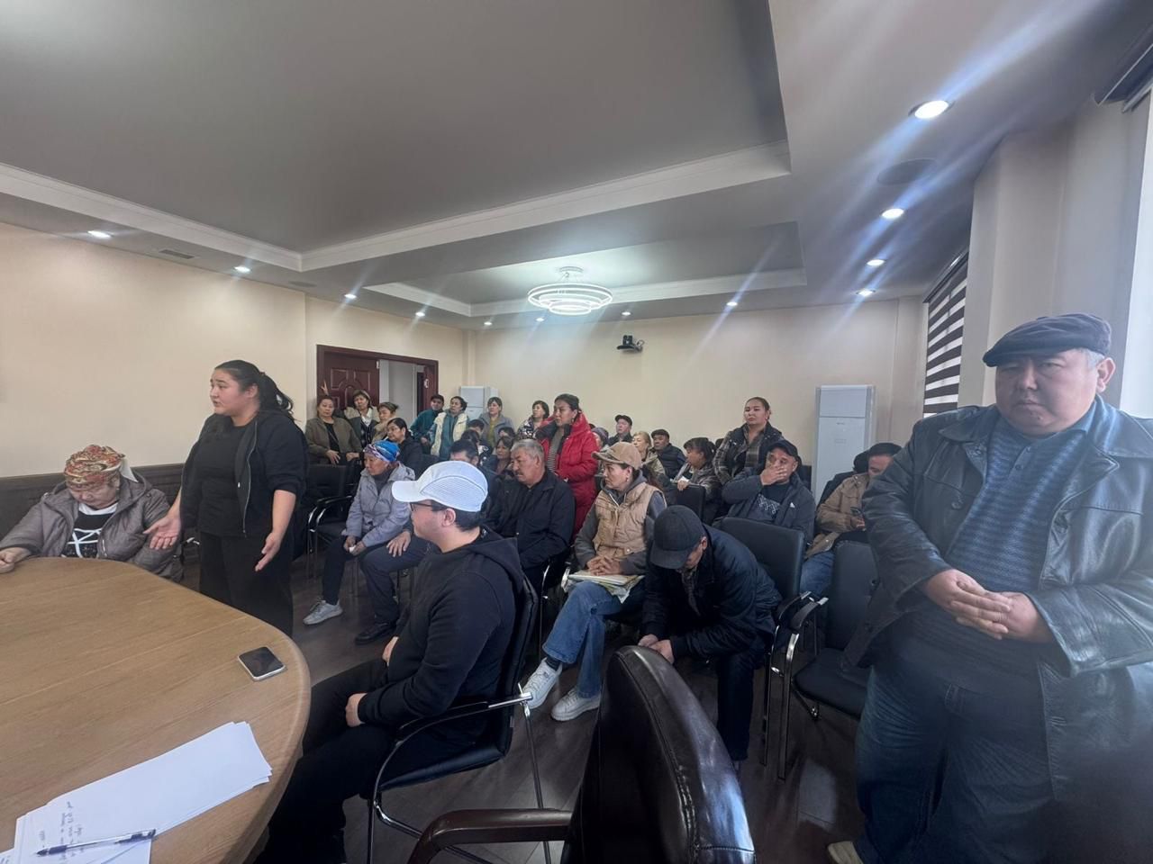 Алматы әкімінің орынбасары жер телімдерін сатып алу бойынша өтемақы мәселесі жөнінде Алатау ауданының тұрғындарымен кездесті