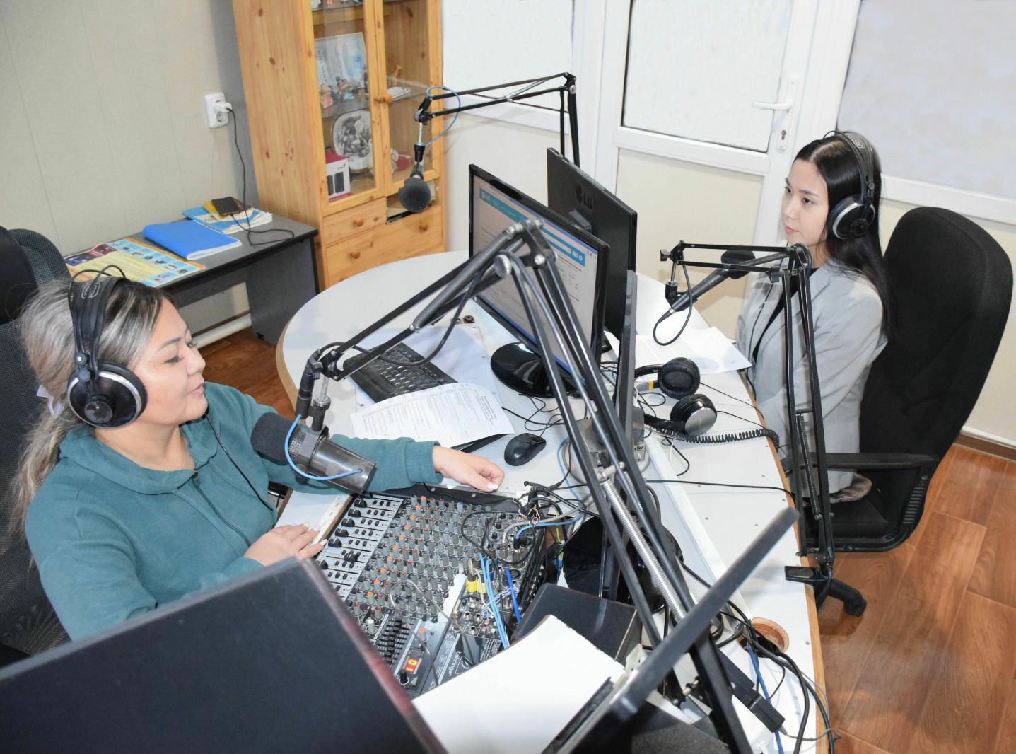 03.12.2025г. главный специалист отдела регулирования и контроля за деятельностью судебных исполнителей Департамента юстиции Актюбинской области Әділова Н. выступила в прямом эфире радиостанции "Актобе радио" на тему: "Взыскание в доход государства".