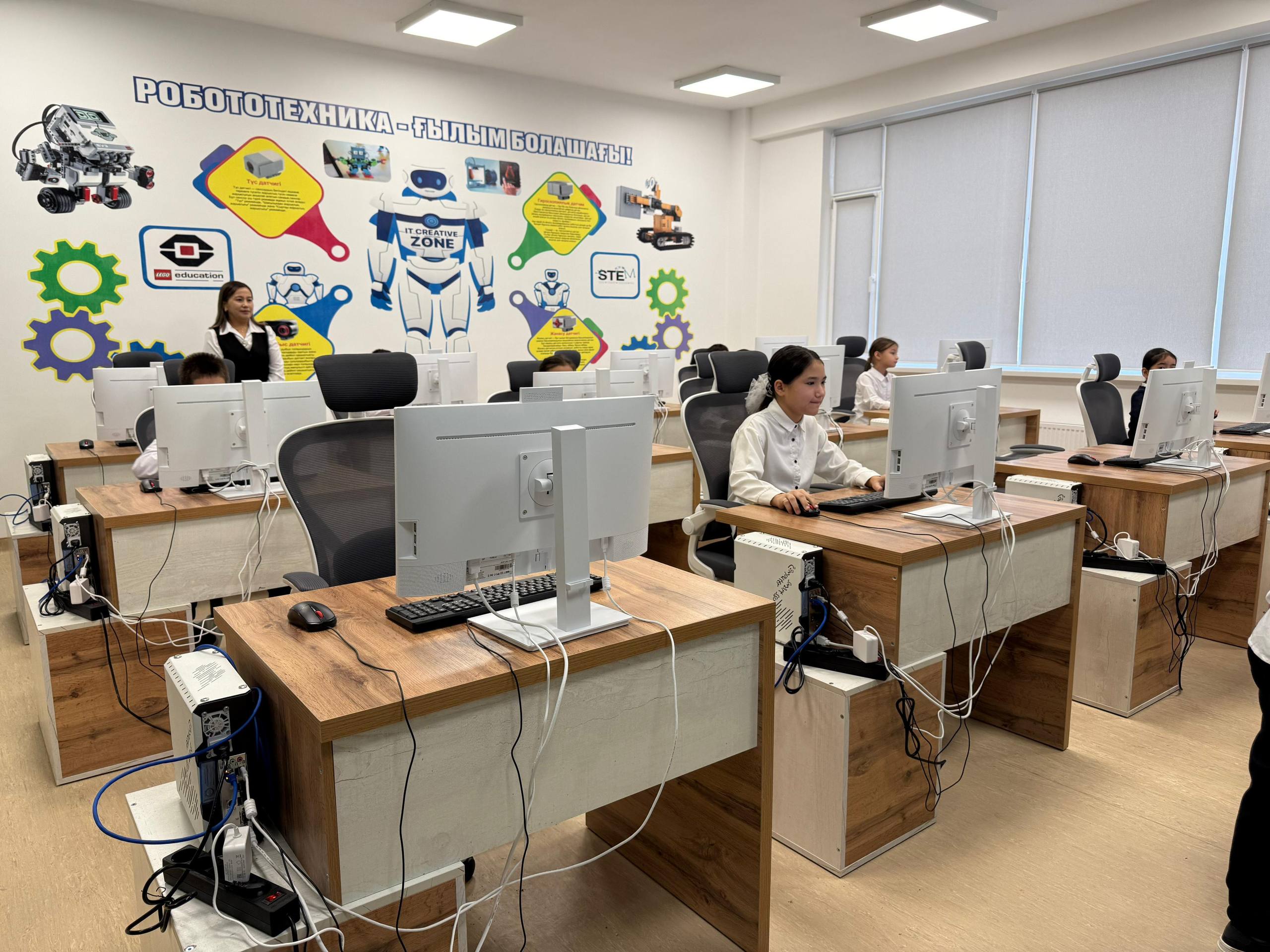 В Актау школа, построенная в рамках проекта «Келешек мектептері» работает с передовыми технологиями