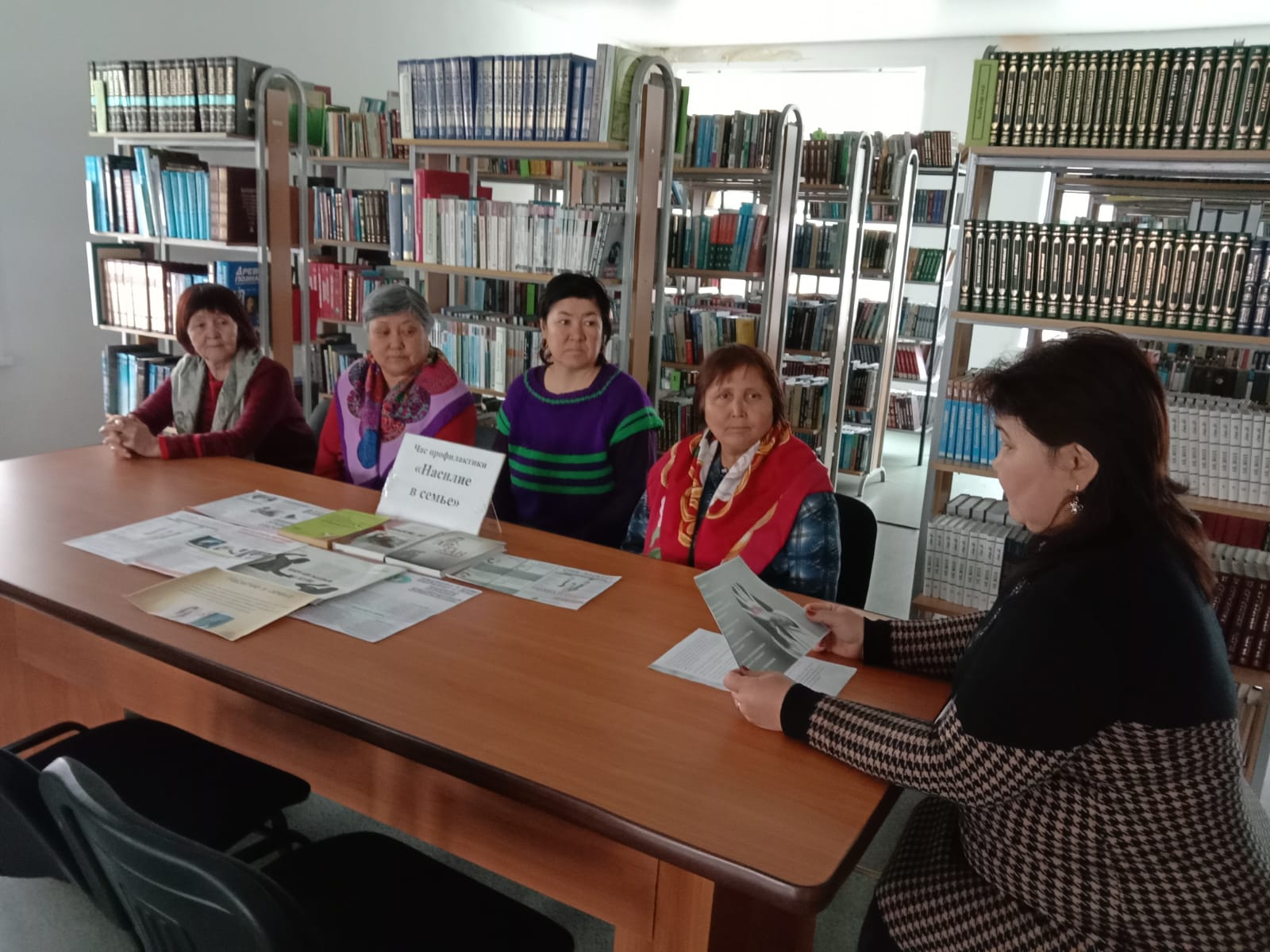3 декабря 2025 года организатор Дома культуры с.Жанажол Бралина У.Б. совместно с заведующей Жанажольской сельской библиотекой провели круглый стол на тему «Насилие в семье»