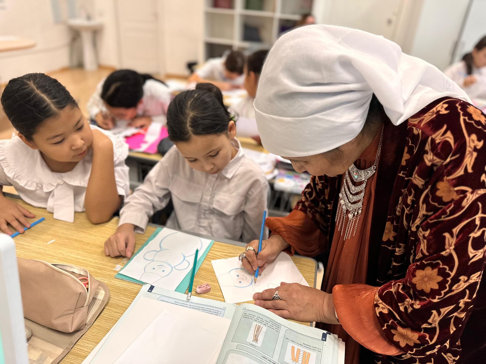 В Астане бабушки-волонтеры провели мастер-класс по рукоделию для школьников