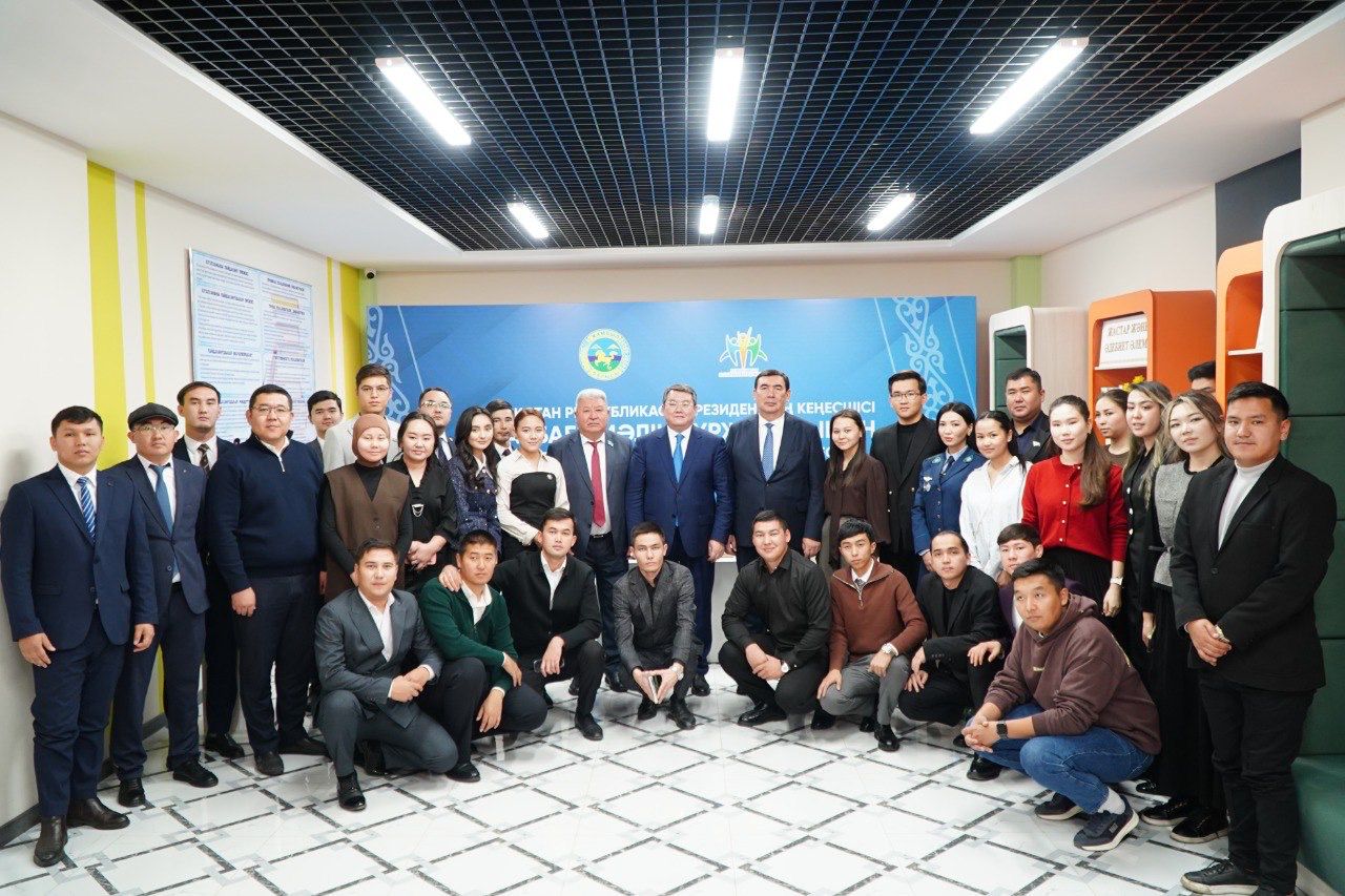 Советник Президента РК Малик Отарбаев встретился с молодежью