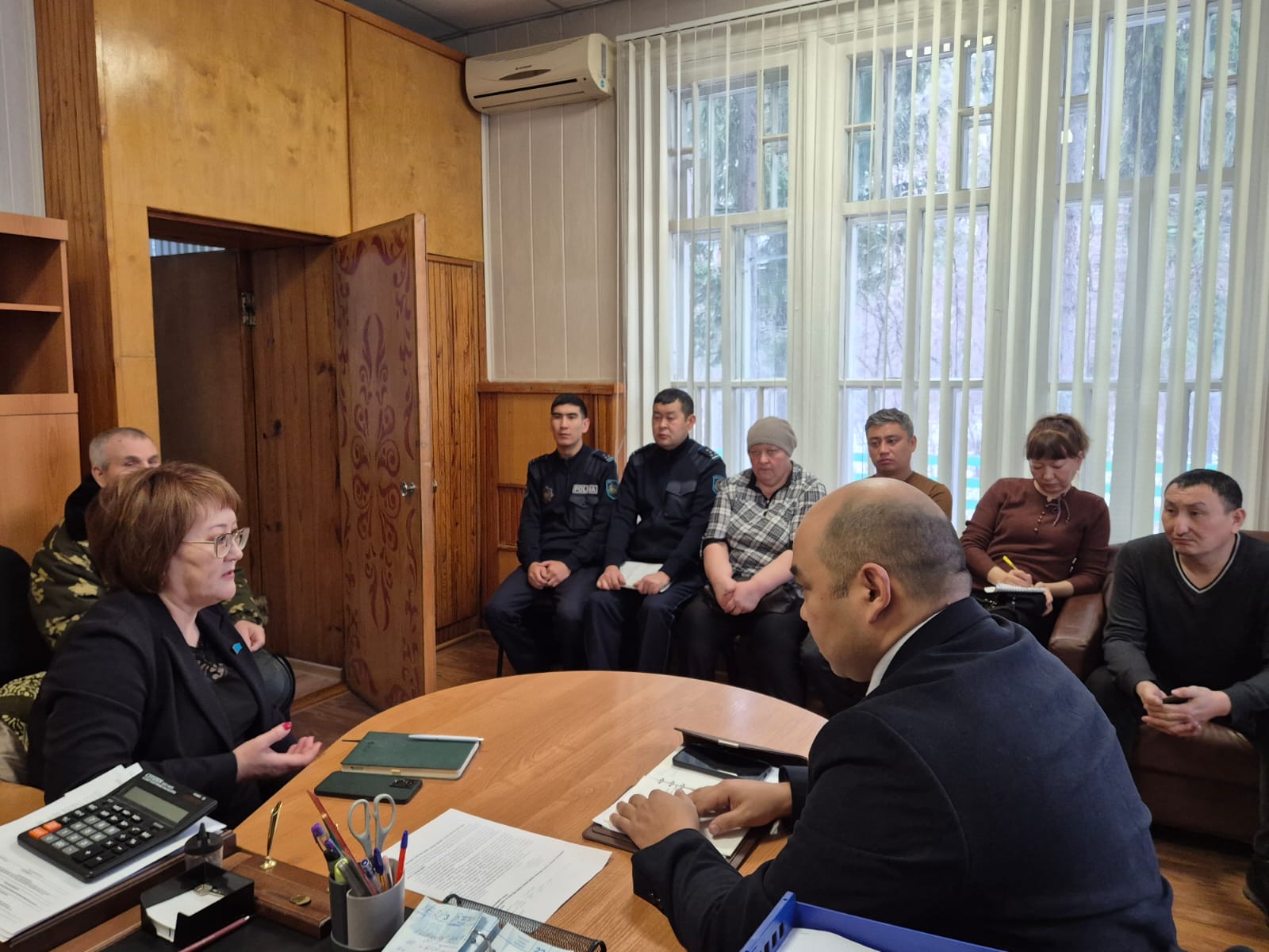 Приняла участие в сходе жителей села Хуторок, на котором были рассмотрены вопросы, связанные с проблемой бродячих собак, состоянием дорог и уличным освещением.