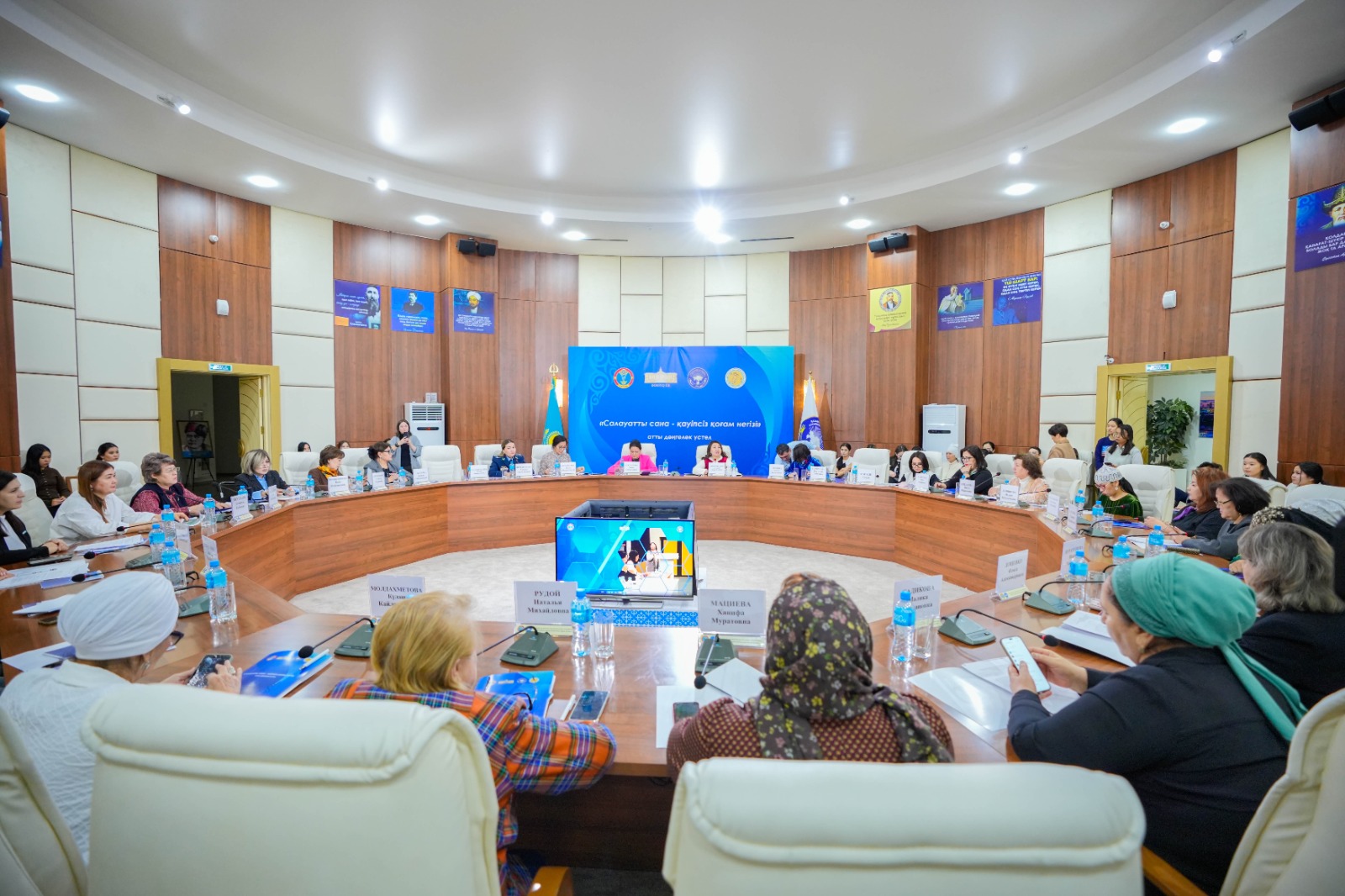 Астанада қоғамды дамытудағы әйелдердің рөлі мен отбасылық құндылықтарды нығайту мәселелері талқыланды