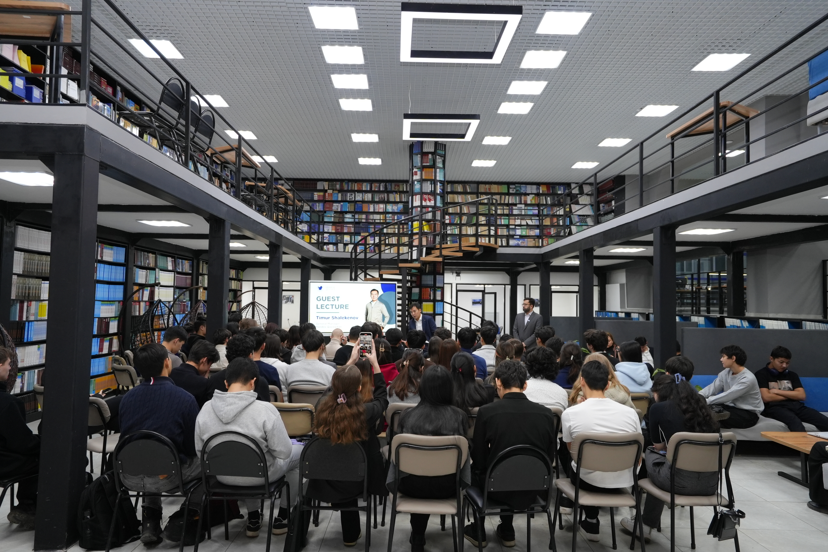 Yandex Qazaqstan бас директоры студенттермен технологиялық үрдістерді талқылады