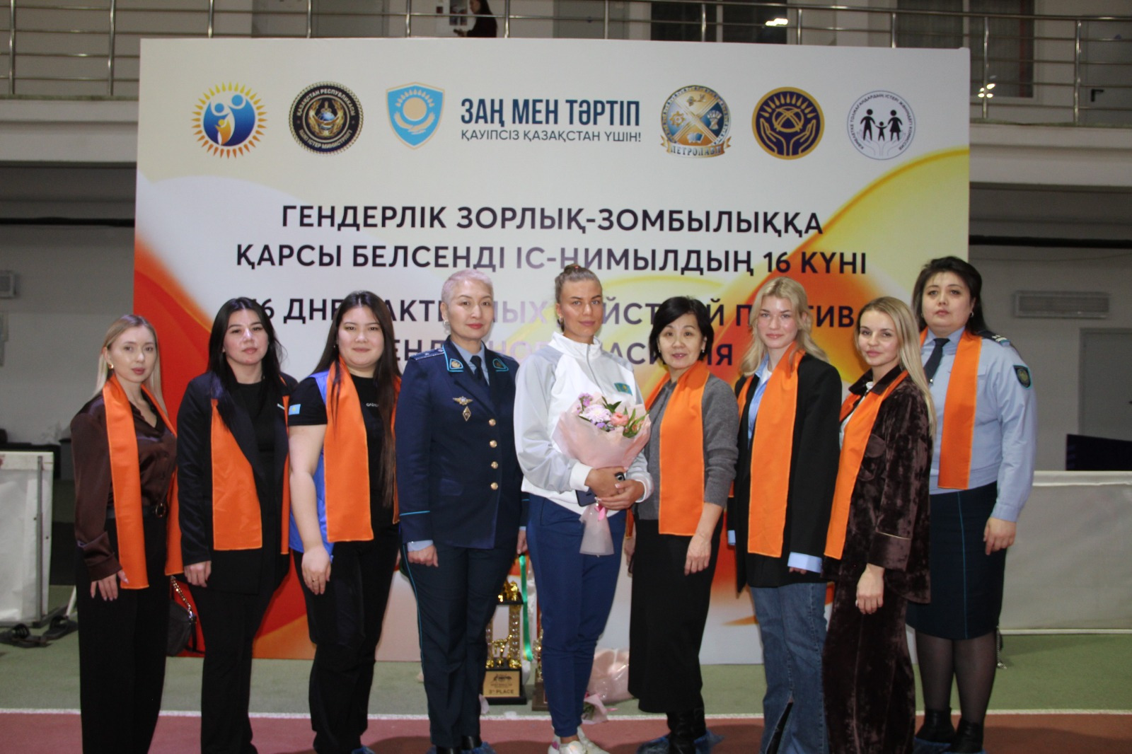 Өзін-өзі қорғау сабағы чемпионмен — СҚО полицейлері әйелдерге арналған жаттығу өткізді