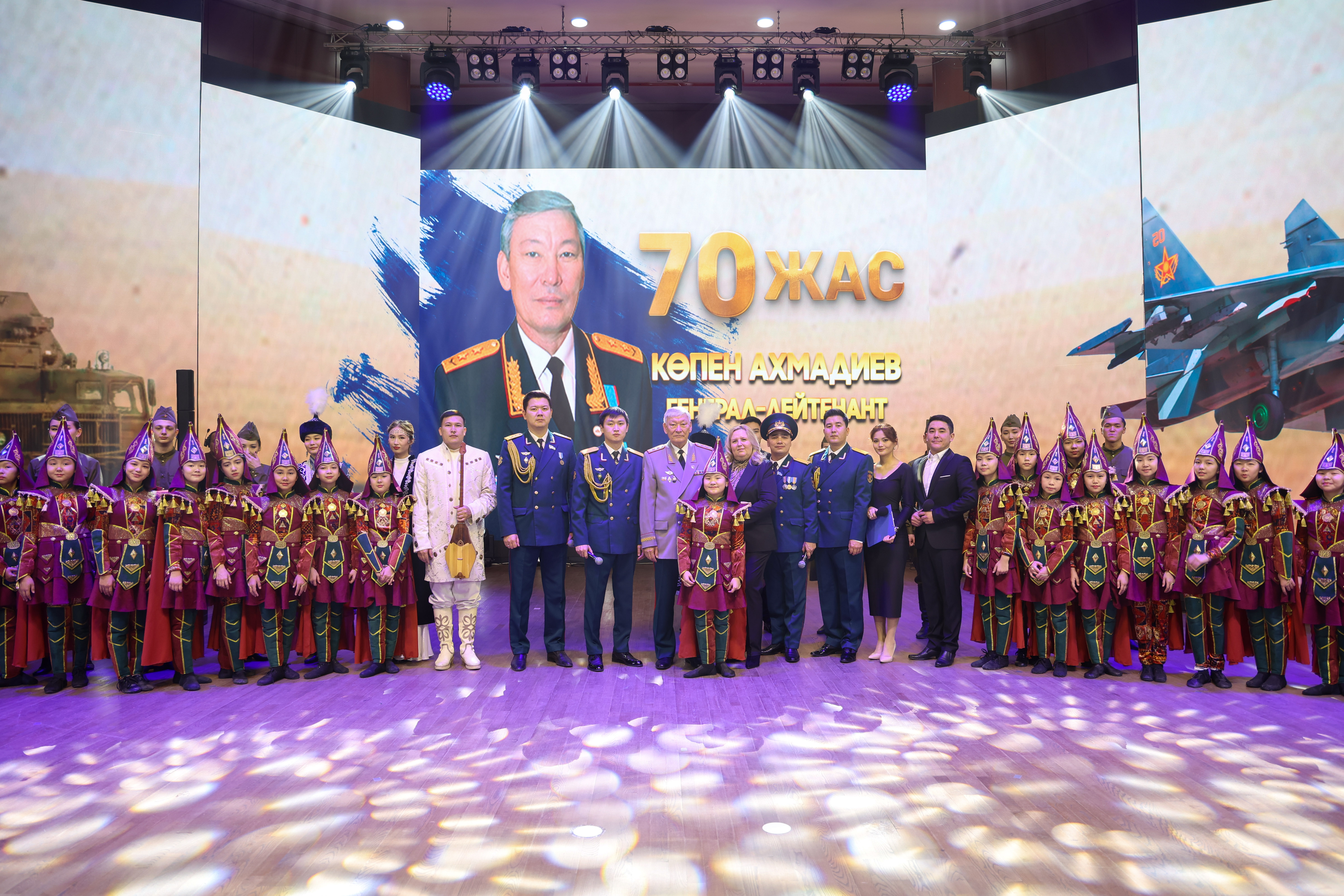 Астанада Әуе қорғанысы күштерінің ардагері Көпен Ахмадиевті мерейтойымен құттықтады