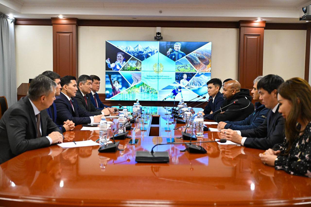 Ербол Мырзабосынов әйгілі боксшы Рой Джонспен кездесті