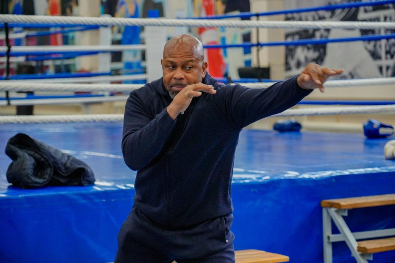 Звезда бокса Рой Джонс провел мастер-класс для молодежи в Астане